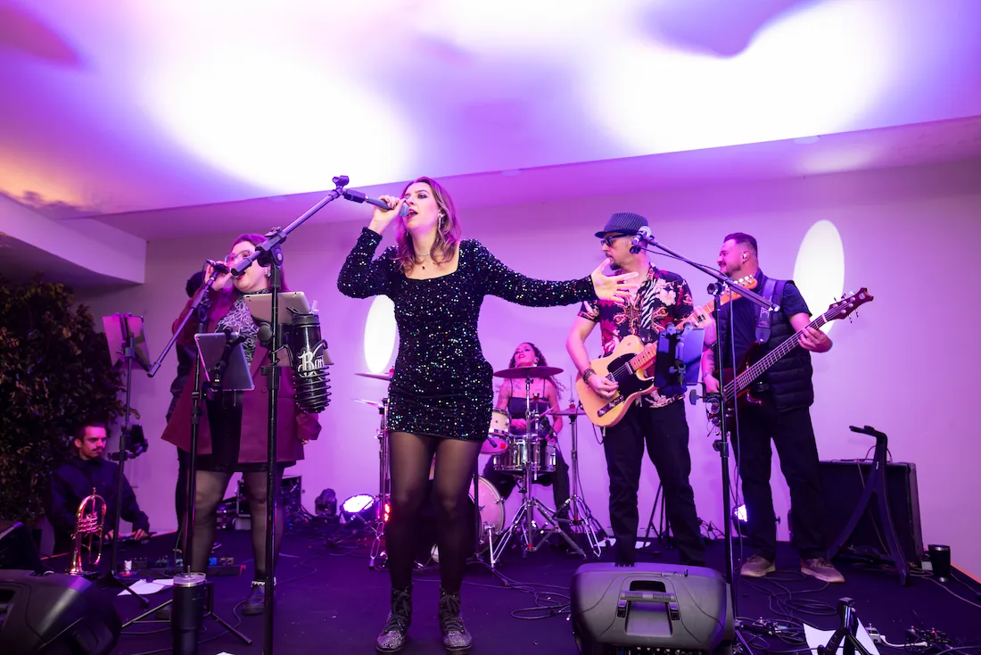 Banda Barbie Kills ao vivo no show da festa da APESP em São Paulo, evento corporativo de luxo com palco e iluminação cênica, maio de 2026