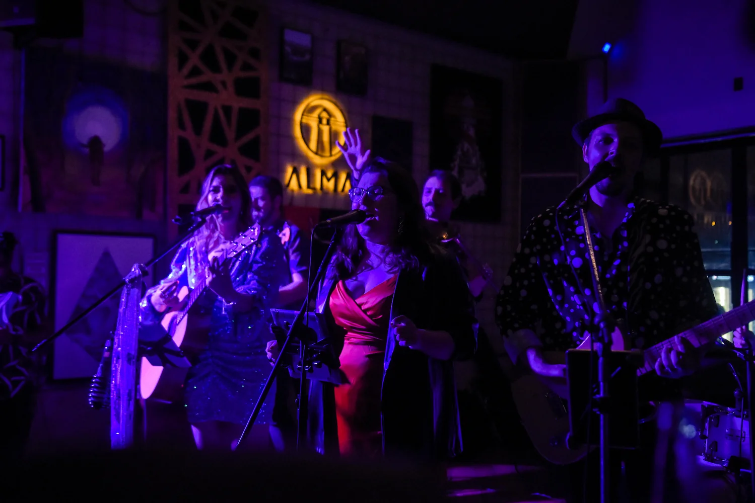 Banda Killer Queen by Barbie Kills se apresentando em show para casamento gay, lésbico e LGBT