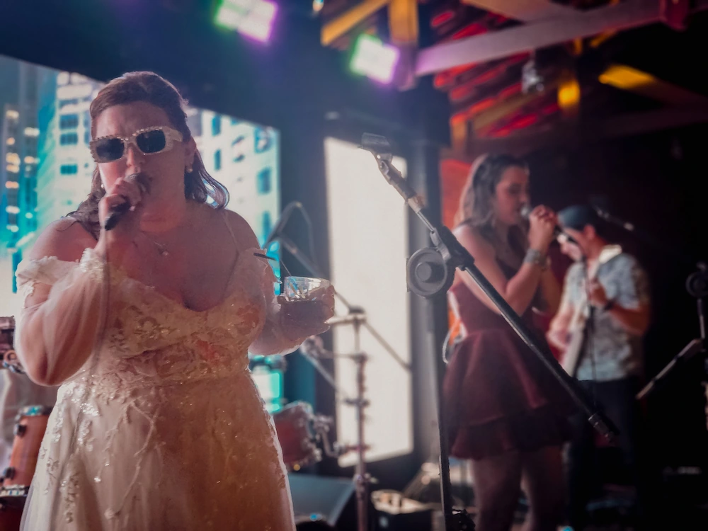 Noiva cantando sozinha no palco durante o casamento