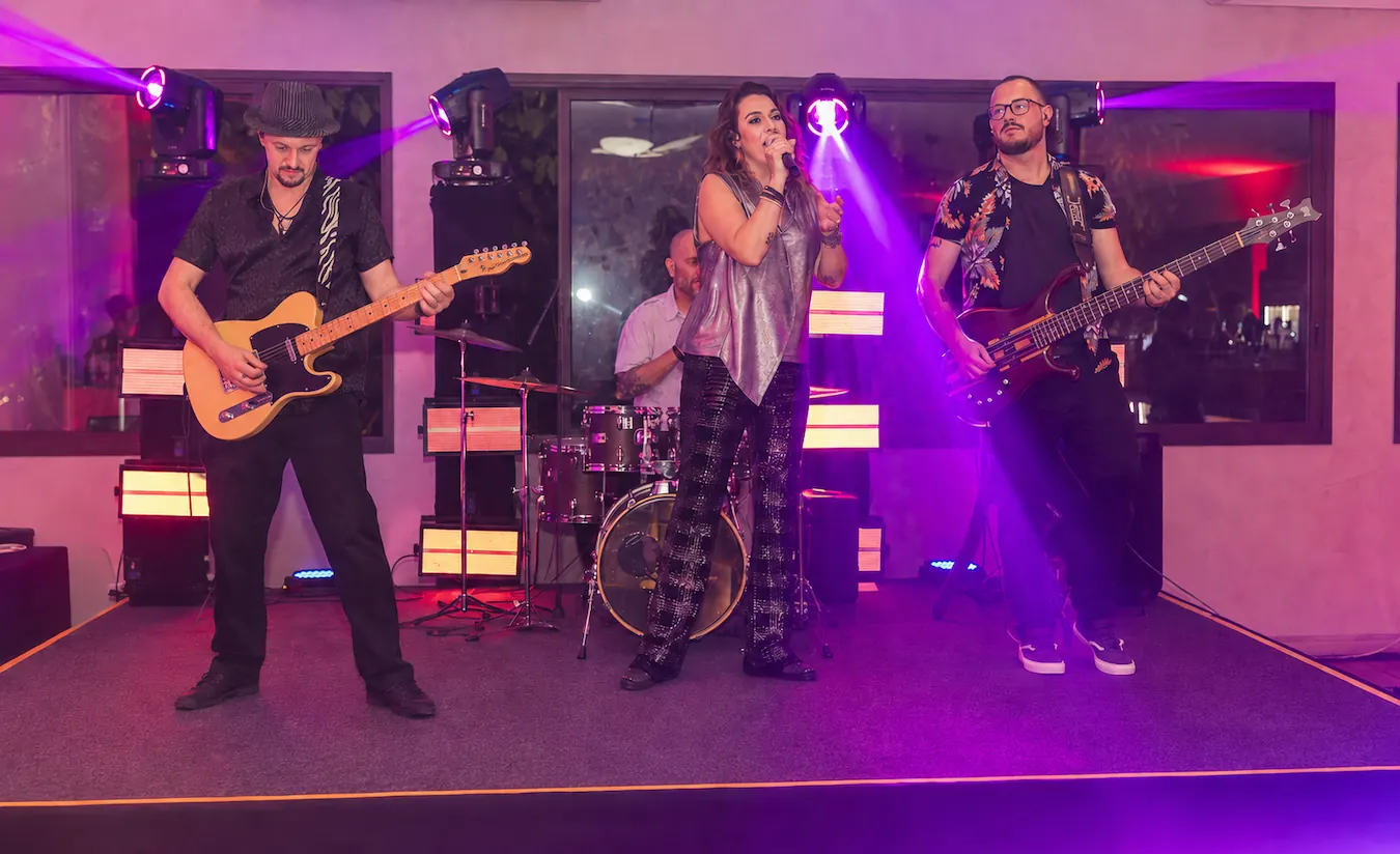 Banda Barbie Kills se apresentando na convenção de vendas da Bacardi no Hotel Brisa de Itu com palco, iluminação cênica e pista cheia de executivos