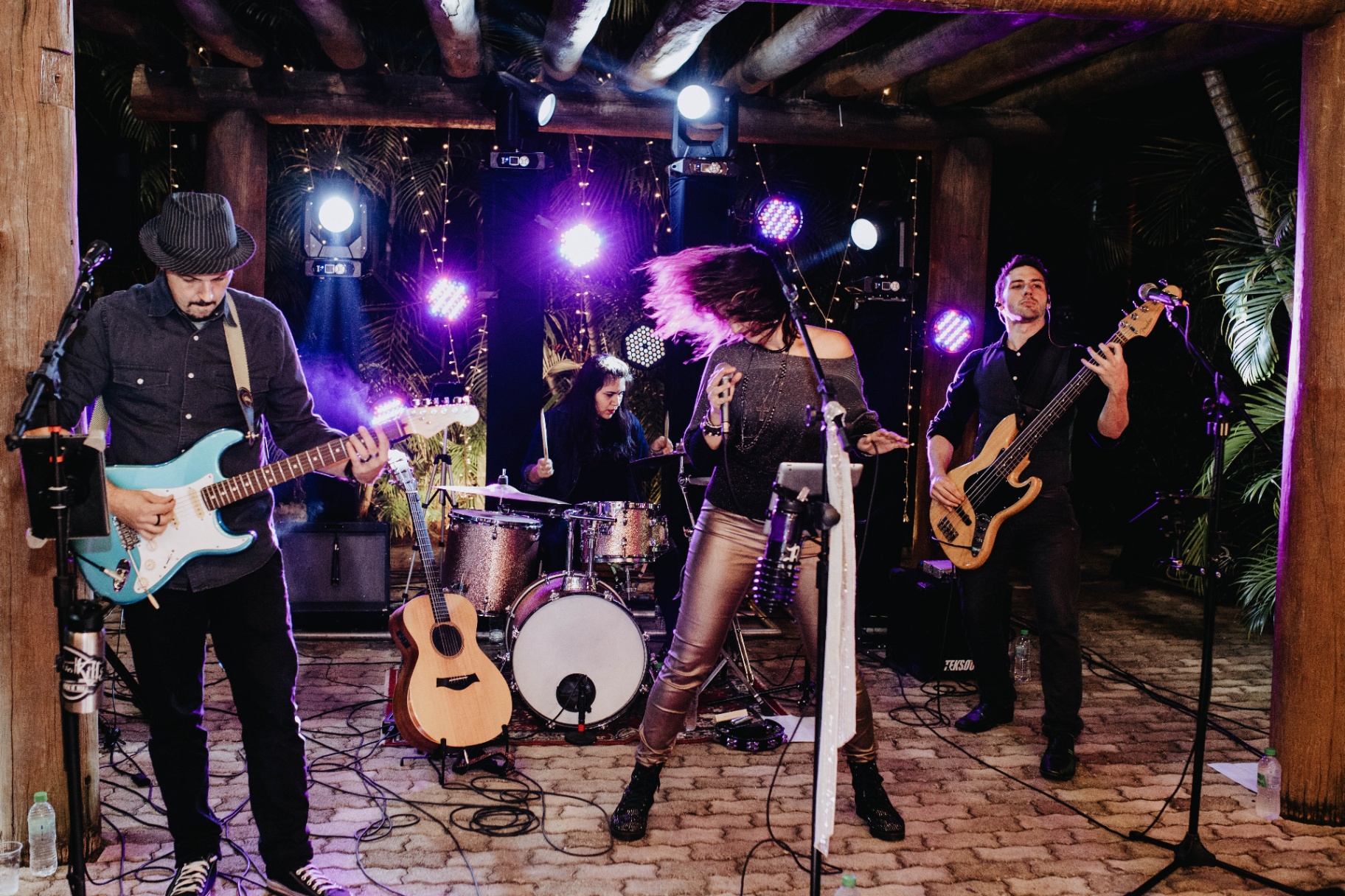 Banda Barbie Kills tocando ao vivo em festa de aniversário em São Paulo