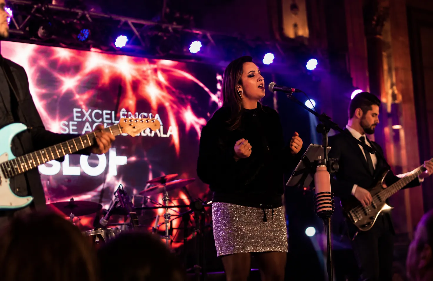 Banda Barbie Kills ao vivo em confraternização de fim de ano de empresa em Campinas SP com palco, iluminação cênica e painel de LED no gramado