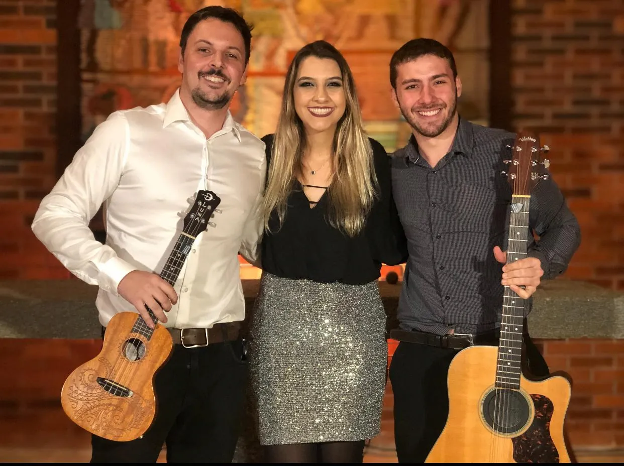 Los Libres Folk em trio tocando na cerimônia espírita do casamento da Fernanda e Thiago no Espaço Escandinavo em São Paulo