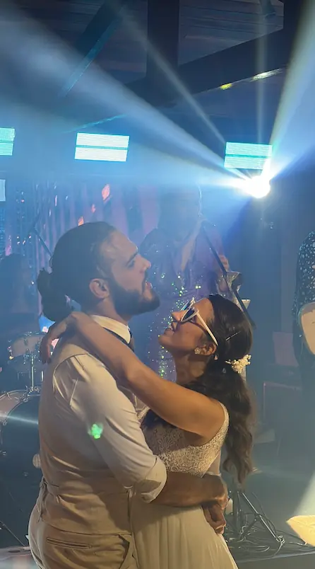 Vocalista Mariana e banda Barbie Kills se apresentando ao vivo em festa de casamento premium em Campinas