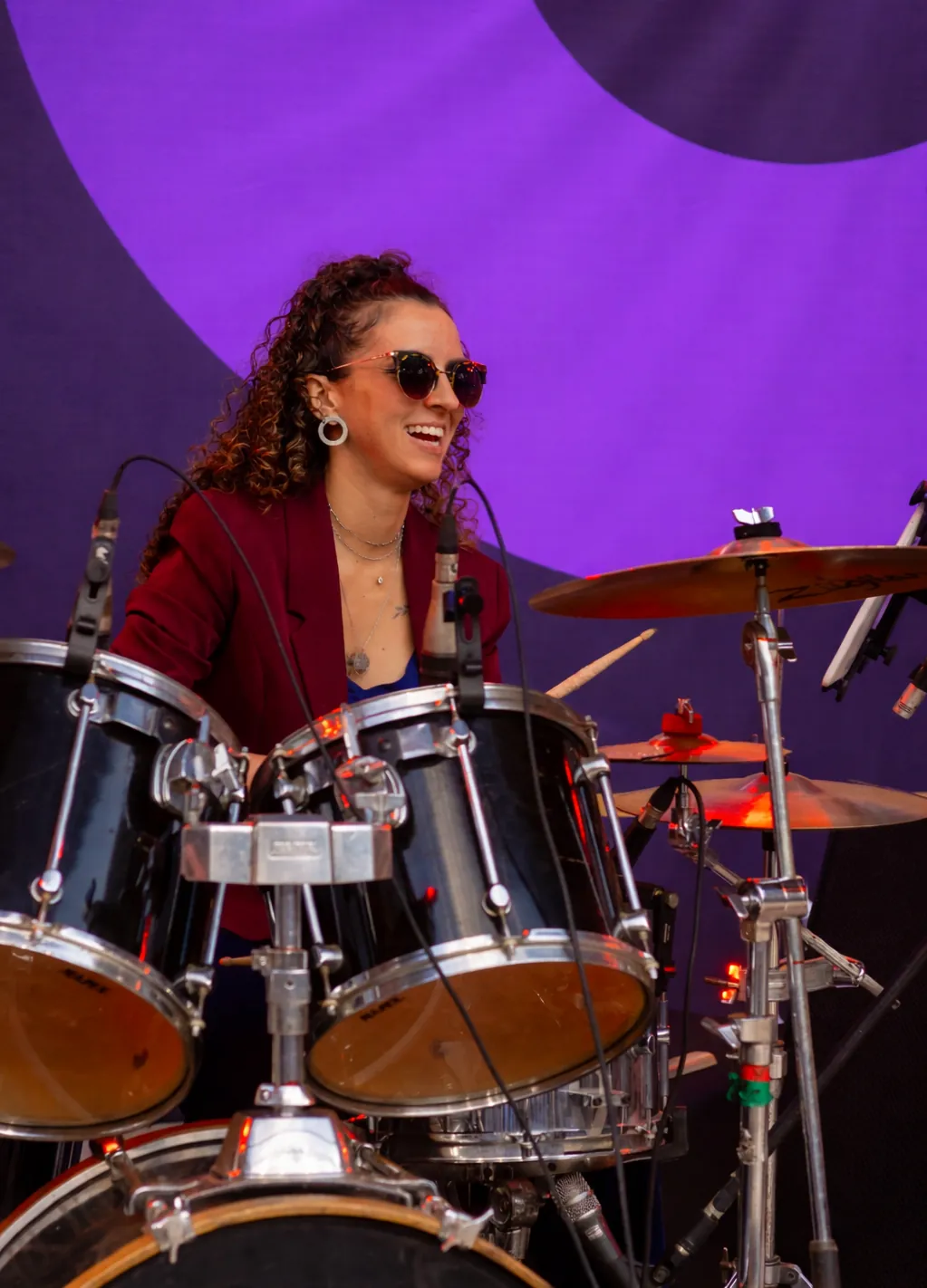 Fotografia de Mey Fogari tocando bateria ao vivo em um evento corporativo. Atração musical premium para confraternizações e congressos, disponível em São Paulo e região.