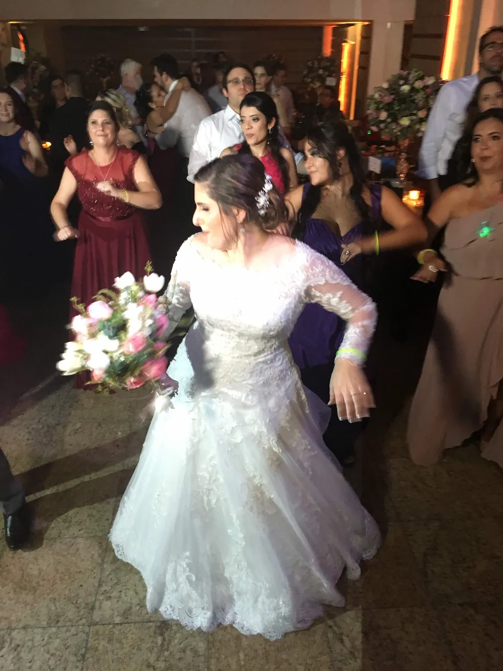 Noiva Fernanda dançando muito na pista do Lo Spazio Eventos durante o casamento em São Paulo