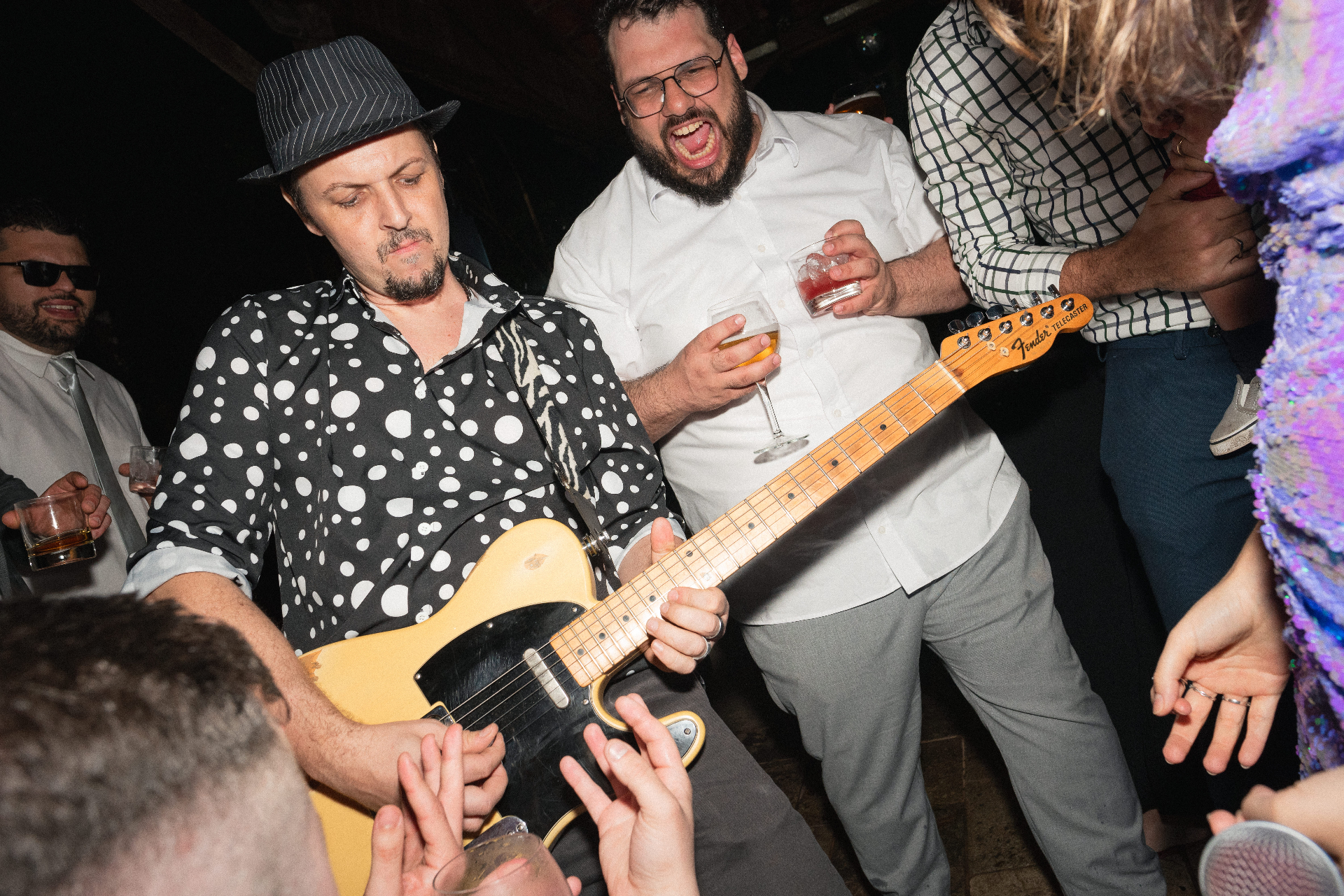 Guitarrista da Barbie Kills tocando entre os convidados em evento de luxo em Campinas SP