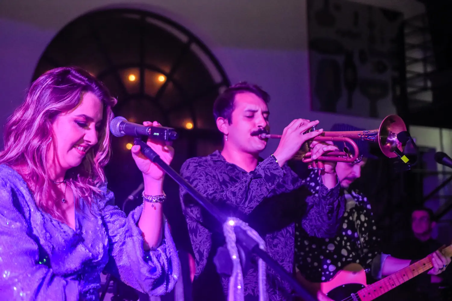 Banda Barbie Kills descendo para a pista e interagindo com convidados em casamento