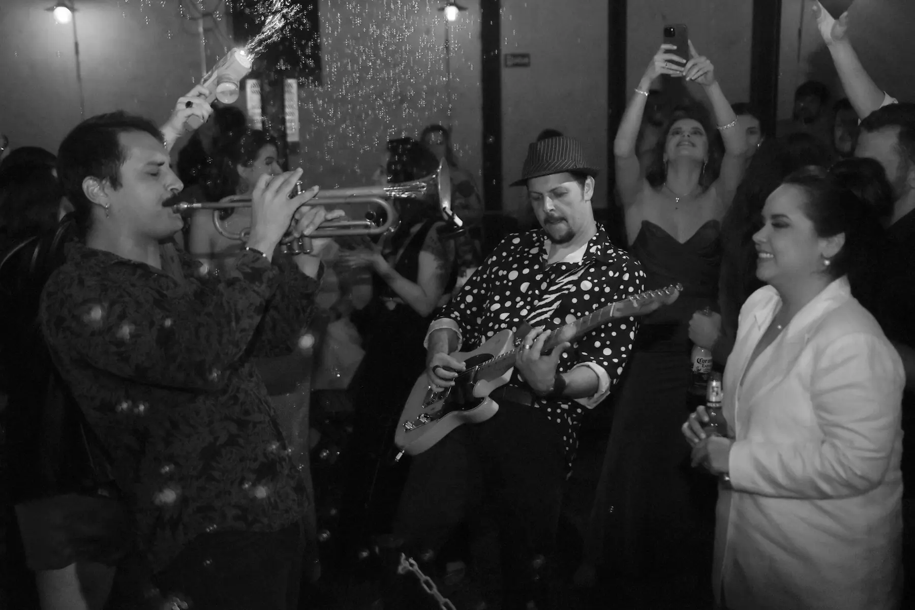 Musicos da Banda Barbie Kills com trompete tocando entre os convidados em casamento