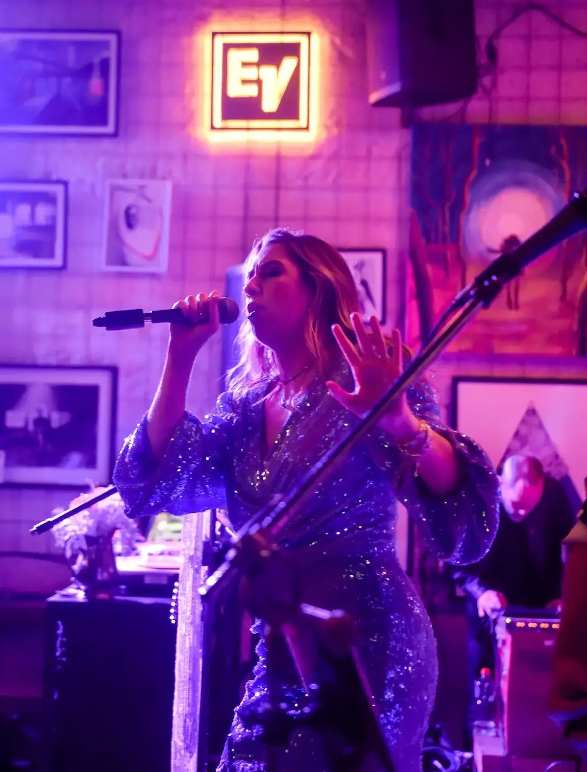 Noiva com a Banda Barbie Kills no palco apos casamento premium em Campinas