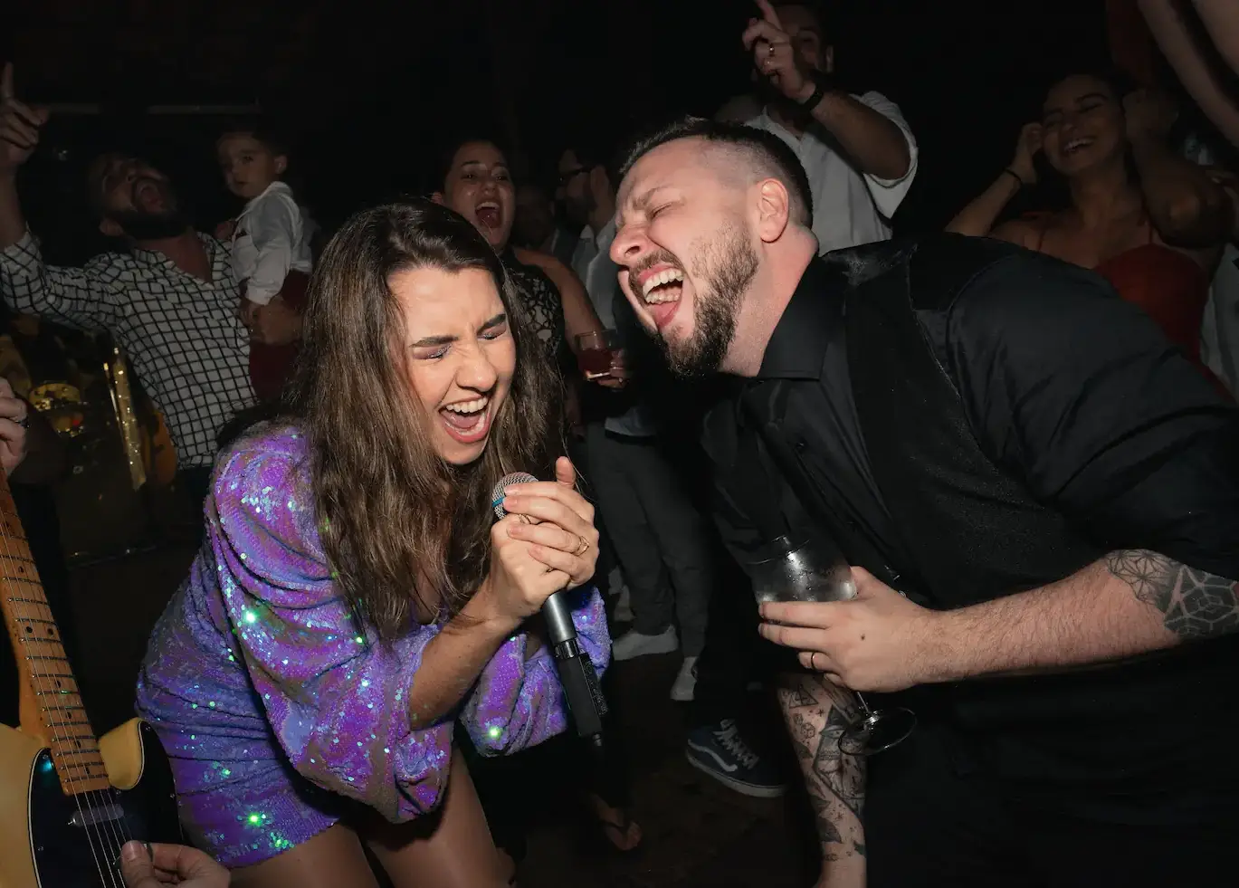 Vocalista Mariana Chaib interagindo com noivo durante show de casamento da Barbie Kills