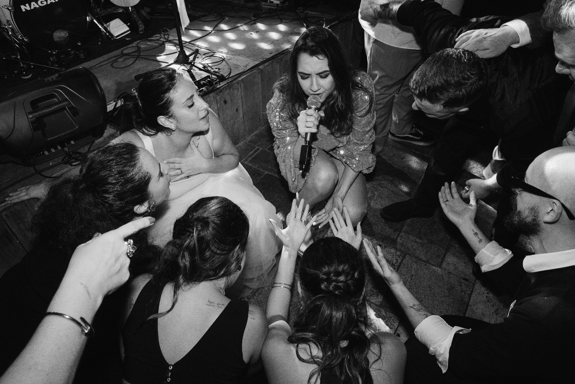 Banda Barbie Kills com Mariana Chaib tocando ao vivo em evento premium